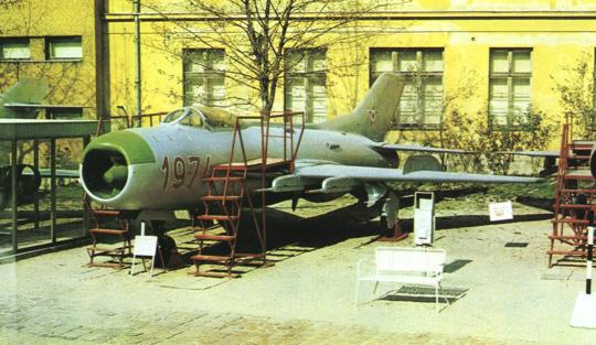 MiG-19_01