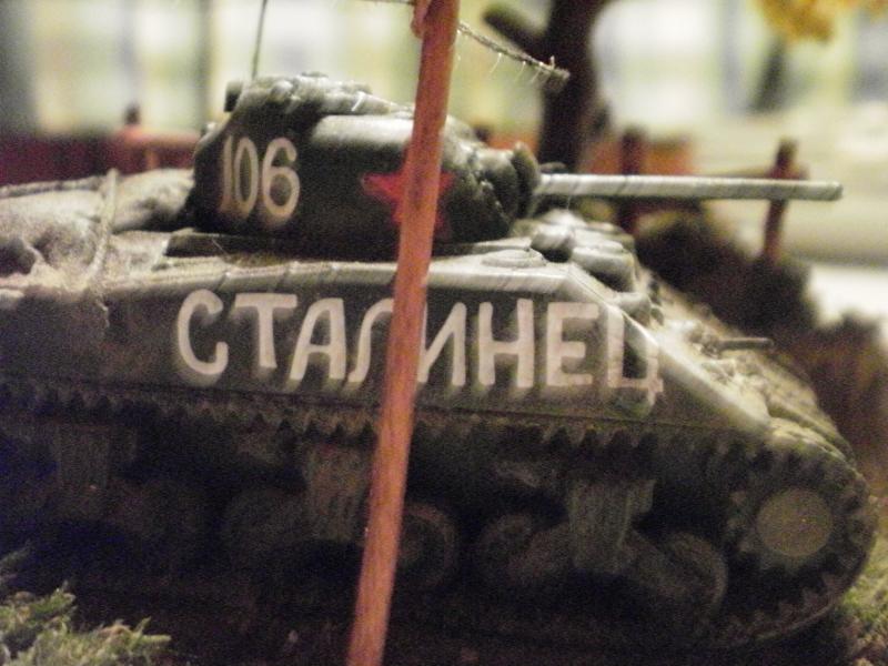 M4 Sherman  (szovjet)   (1/72)

Helló Nagy Dávidnak hívnak, új vagyok a Makettinfon de viszont makettezésben már annyira nem kb. 3 éve csinálom.

A kit

Egy 1/72-es Heller Shermant "felújítottam" és készítettem neki egy szép kis diorámát.A kit nagyon olcsó volt már pontosan nem emlékszem mennyibe került, de arra biztosan, hogy nem drága.
Ez a harckocsi csak egy a Vörös Hadsereg kötelékében szolgáló többi Sherman tank közül.Amit az Egyesült Államok adott a Szovjetuniónak.Első lépésként a tankot lefestettem egy kevert színnel, Revell SM 384 és Humbrol Satin 85 nevezetű színeket "hoztam össze".ezt felvittem rá majd nem sokára egy higított feketével vontam át, de csak annyira amennyire kell.Aztán készítettem hátra egy kis rakományt ez szivacs szépen vágva, formára és arra teljesen átáztatott méretre vágott 2 rétegű zsebkendő került rá.A rakomány rögzítése 2 kicsit erősebb cérna lefestve.Utána feltettem ráa a matricákat és hagytam szépen száradni a járművet.

A dioráma

Alapként egy egyszerű szépen vágott kerek fa alapzatra vittem fel a gipszet.készítettem egy kis utat és egy magasabb dombot.Mikor ezzel megvoltam utána Technokollal ráragasztottam a kiválogatott mohákat és ezt csináltam míg be nem borítottam a felületet vele.Utána megint Technokollal "rögzítettem" a szitált port, a egy kicsit igényesebb játékból való, de valahogy úgy gondoltam jól fog mutatni, és igazam lett (remélem Kedves Olvasó is így van vele :-).A kerítés gyufa szálból van barnával lefestve úgyanúgy mint a villanypózna ami viszont fogpiszkáló.A vezeték fekete cérna méretre vágva.
Azt hiszem ennyi elég is erről a kis diorámáról :-).Jah és van tom 1-2 rafasztó "vonal" az azóta el tűnt.
Üdv.:
SdKfz