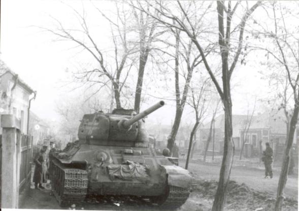 Beute T34 85 Dunántúl 1945

Németek által használt T-34/85 harckocsi a Dunántúlon 1945 elején