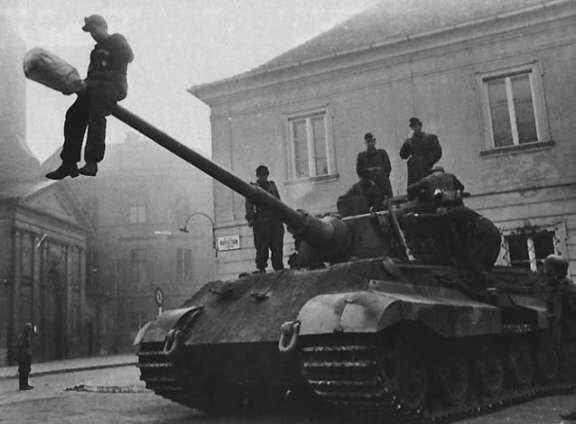 Budapest 1944

A fotó 1944. október 16-án Budapesten a Kapisztrán téren készült ahol az 503.nehézpáncélos hadosztály és a 22.SS önkéntes lovas hadosztály harcolt.