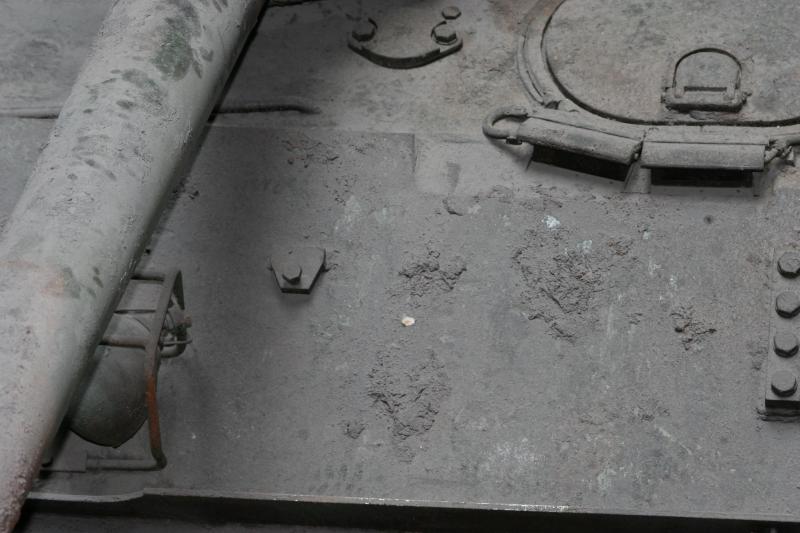 A kép a tank elejéről készült. Valaki régebben bejelölte hogy hol lehetne látni a sorozat számot, készítettem egy közeli képet róla, Sajnos itt semmi nem utal a sorozat szám jelenlétére.
