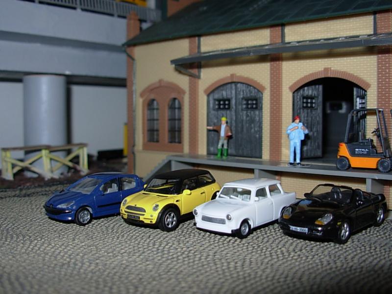 Peugeot - AWM, Mini - Schuco (fém), Trabant 601 - Herpa, Porsche - Schuco (fém), Still targonca - Wiking, Raktár - Faller, Emberek - Noch / Preiser