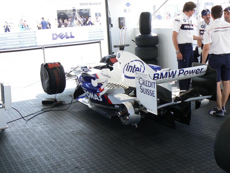 BMW_Sauber_F1_06_-_box_-_Pit_Lane_Park_2007