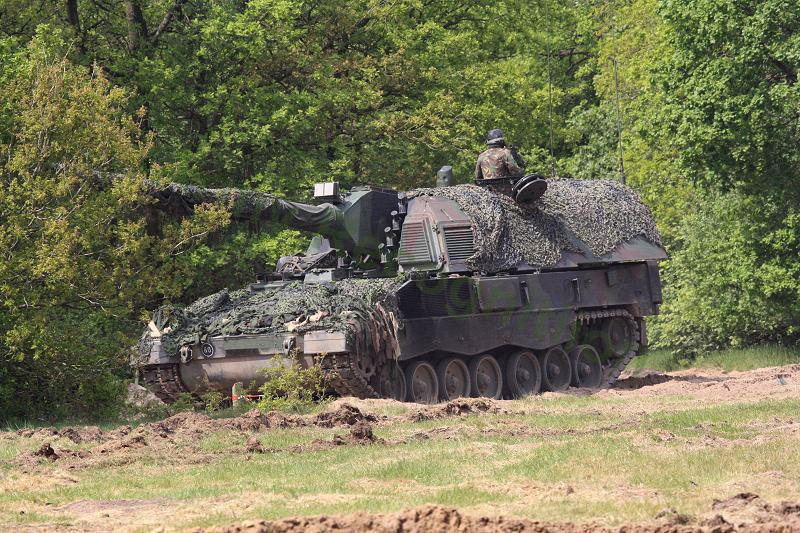 pzh-2000_self-propelled_howitzer_landmachtdagen_dutch_army_open_day_2010_netherlands_havelte_001