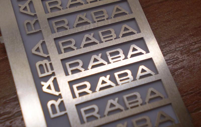 Rába embléma

Fotomaratott Rába embléma teherautó maketthez.