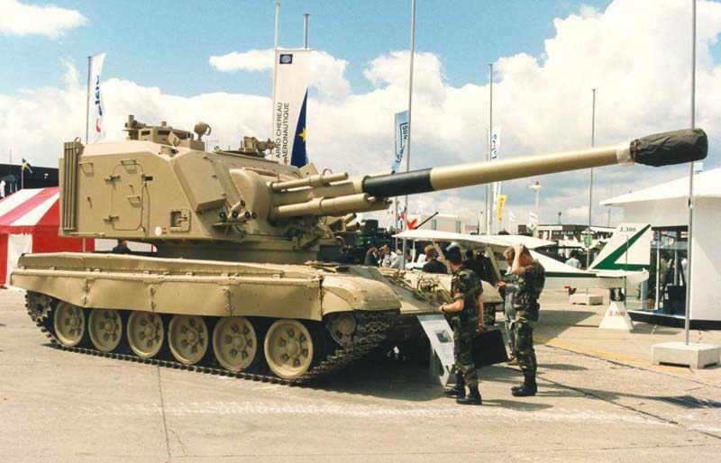 T-72_Chassis_with_AU-F1_howitzer_turret