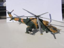 Mi-24, 1/72

Italeri készlet, egy régebbi, félbehagyott építés befejezése. A tehertérajtó teteje, meg két rakétablokk elveszett. A főrotort megfordítottam, az ajtóba egy kalasnyikovos magyar honvéddé átszabott 1/72-es orosz került, a matricák HAD-gyártmányúak.