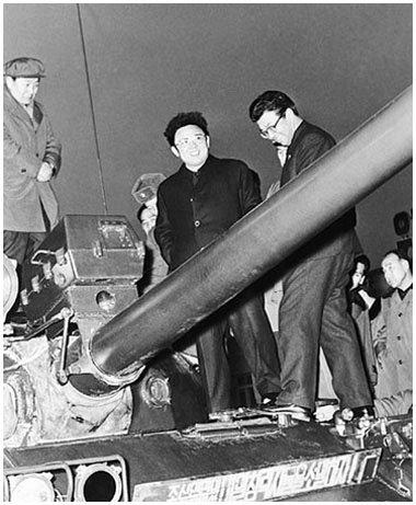 T-62

A kép eredeti címe: "Kim Jong Il a helyszínen ad tanácsokat a mérnököknek a harckocsikkal kapcsolatban" 

Igen, mert ő ehhez is ért...