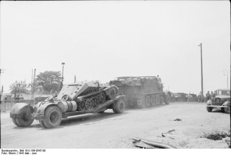 Bundesarchiv_Bild_101I-166-0547-09,_Kreta,_Zugkraftwagen_schleppt_Schützenpanzer