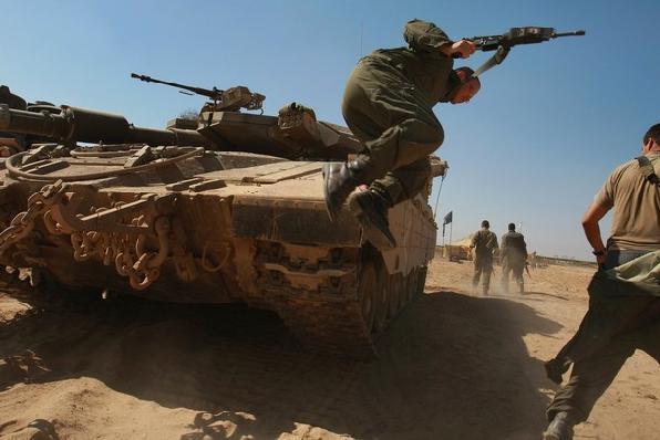 israeli-soldier-jumps-down-from-his-tank-kibbutz-ein-hashloshah