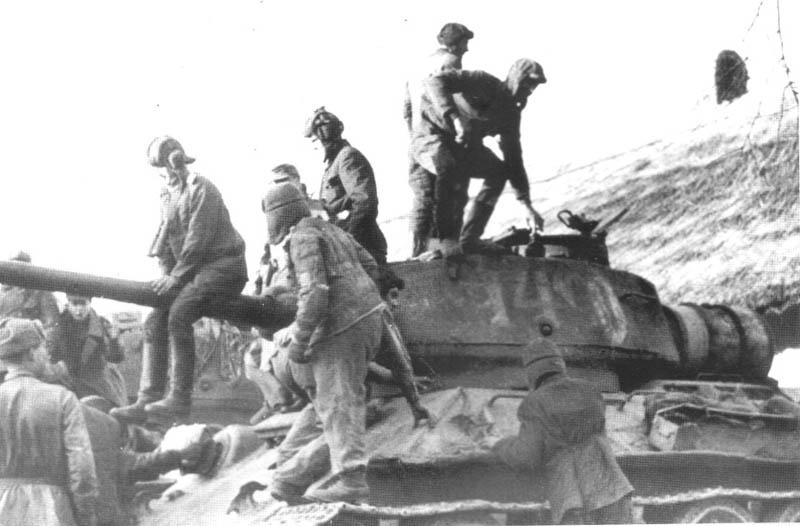 Germans soldiers in soviet uniform from Kommandoverband  Jaguar around T-34 85 m.44. Hungary, 1945