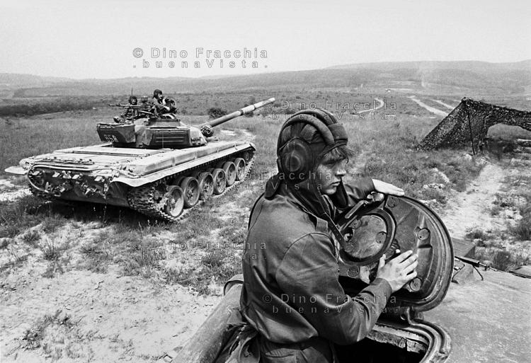 Hungarian army, armored brigade of Tata, Soviet built T 72 tanks (may 1990