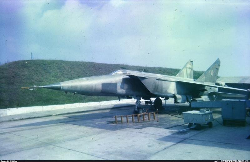 UCRANIA_MIG-25RB_41_AZUL_MOKRAYA-ZAPOROZHYE_1990