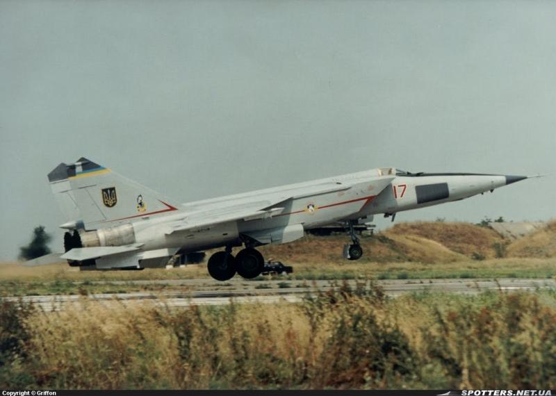 UCRANIA_MIG-25RBS_17_MOKRAYA-ZAPOROZHYE_2000_DESPEGUE