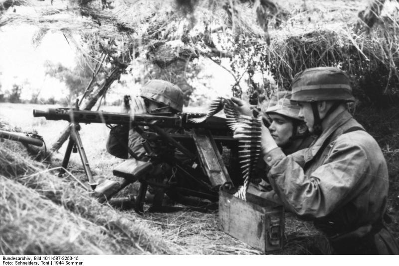 Bundesarchiv_Bild_101I-587-2253-15,_Normandie,_Fallschirmjäger_mit_MG_42