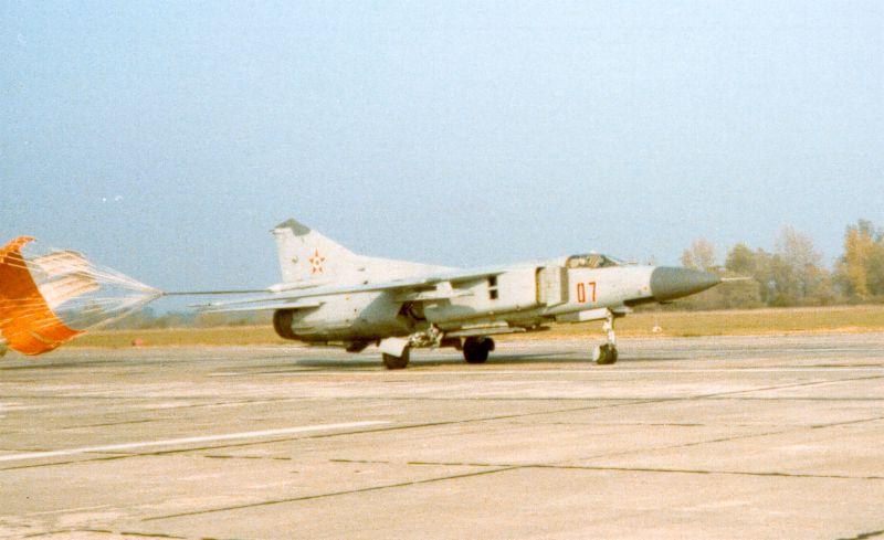 mig-23mf_gray_parachute