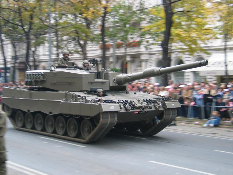 Austrian_Leopard_2_A4_on_National_Day_in_2005