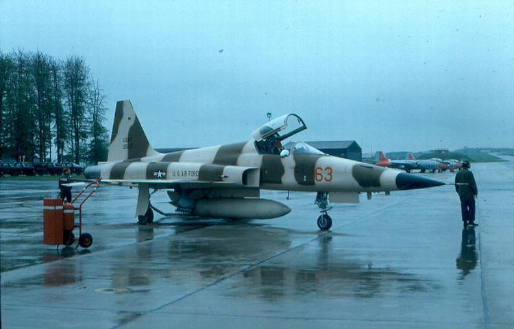 63 01563 USAF F-5E 1977

A 63-as még a nellisi piros számmal.