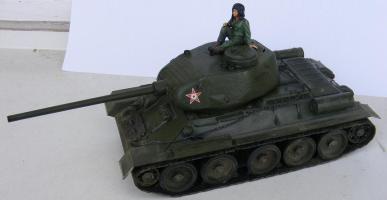 T-34/85, MN, 1/35

A Tamiya T-34-ese a Magyar Néphadsereg színeiben. A figura ICM.