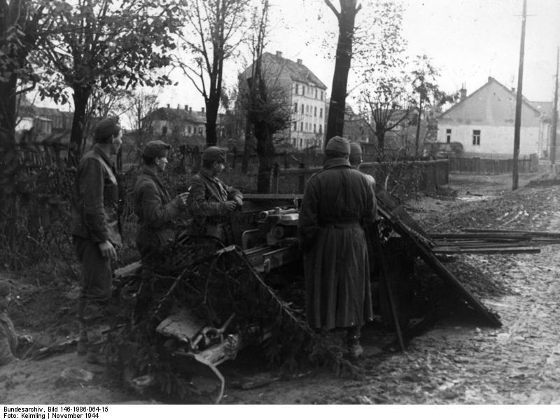 Bundesarchiv_Bild_146-1986-064-15,_Ungarn,_Straßenkämpfe,_ungarische_Pak