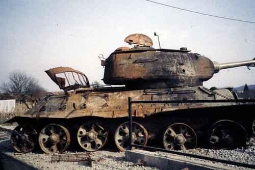 800px-A_destroyed_T-34-85_tank_in_Karlovac_2C_Croatia.jpeg