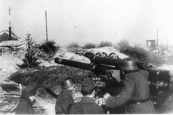 Magyar légvédelmi ágyú földi célpontra tüzel a Naphegy tér közelében 1945 telén Fotók  Nagy Magyarország