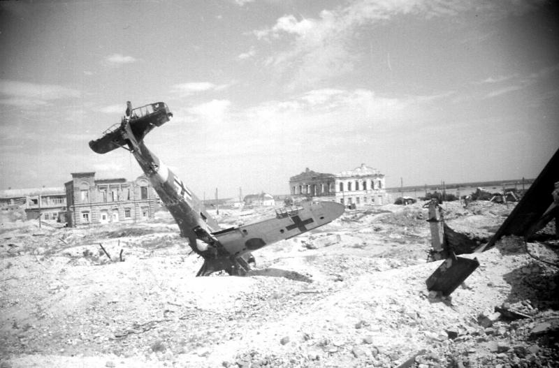 Stalingrad_bf109_03.cr8yt5alajso0g4ok00g0s0kk.ejcuplo1l0oo0sk8c40s8osc4.th.jpeg