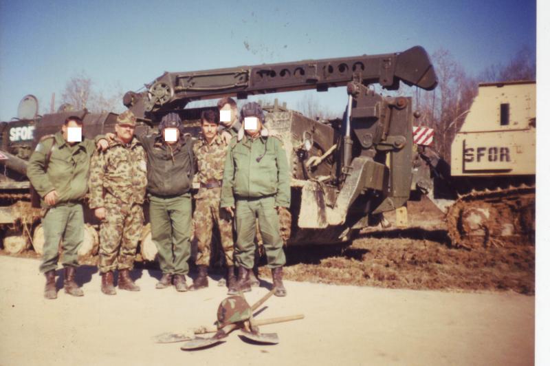 csoportkép a BAT-2 előtt