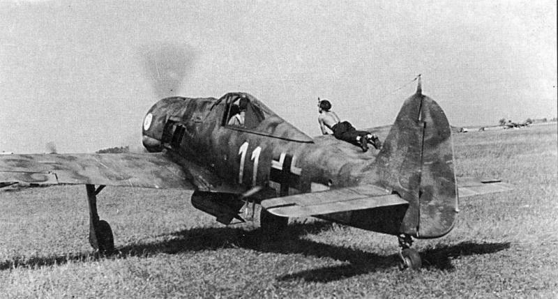 1-Fw-190F8-1.SG4-White-11-taxiing-Italy-1944