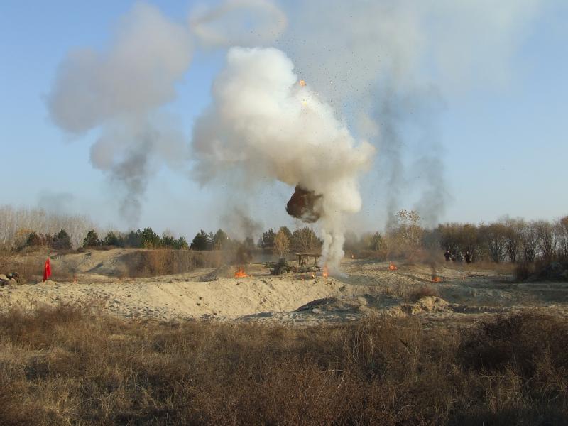 A tank elkezdi lőni a szovjet állásokat