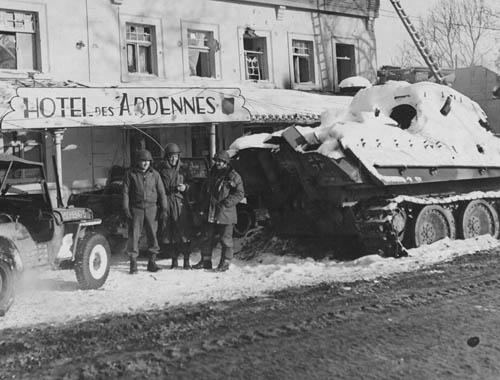 panther-tank-hotel-des-ardennes-ligneuville