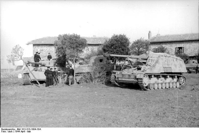 Bundesarchiv_Bild_101I-313-1004-10A,_Italien,_Panzer_VI_(Tiger_I),_Panzerjäger_Nashorn-Hornisse (1)