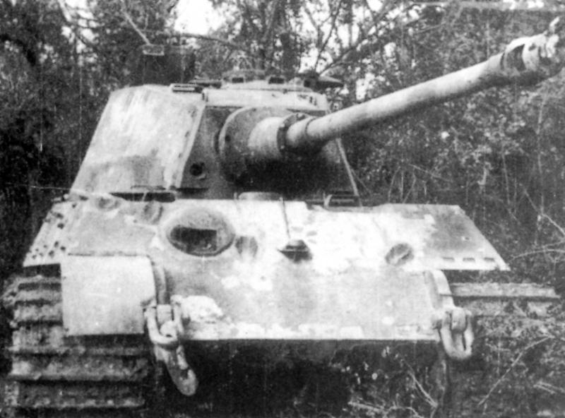 Tiger_II  találat a torony front páncélján,valószínűleg 17 fontos páncéltörő,talán Sherman Firefly-tól