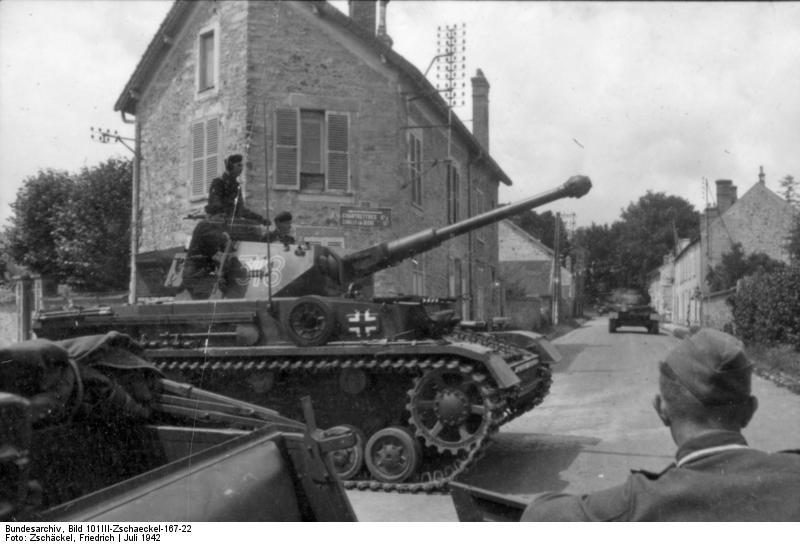 Bundesarchiv_Bild_101III-Zschaeckel-167-22,_Frankreich,_Panzer_bei_Fahrt_durch_eine_Ortschaft (1)