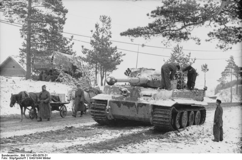 Bundesarchiv_Bild_101I-458-0076-31,_Russland,_Soldaten_auf_Panzer_VI_(Tiger_I)_im_Winter