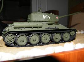 Zvezda T-34/85 COBETCKИЙ CPEДHИЙ TAHK
(Bálint89)