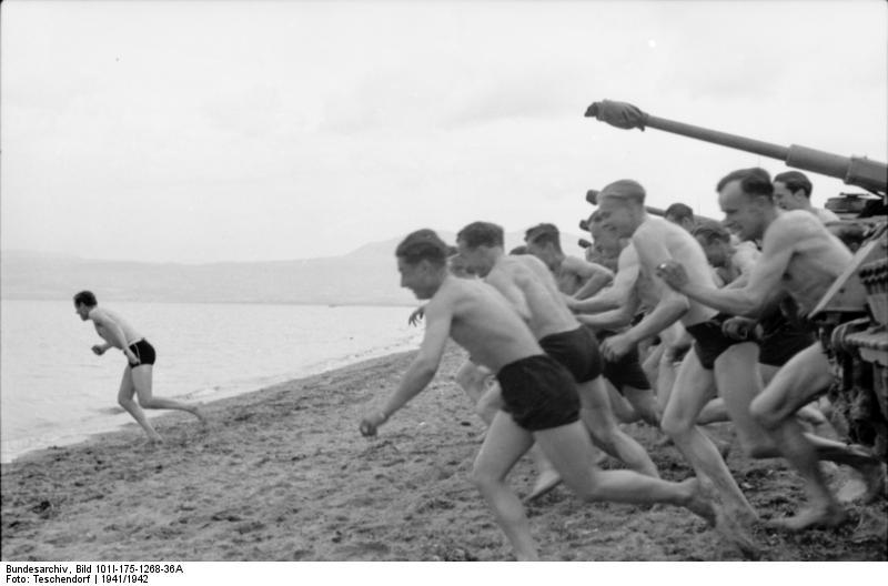 Bundesarchiv_Bild_101I-175-1268-36A,_Griechenland,_Soldaten_am_Strand