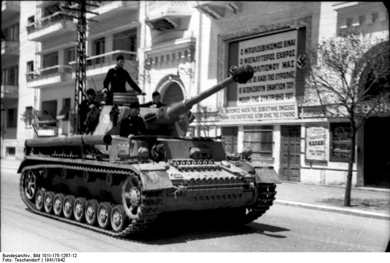 Bundesarchiv_Bild_101I-175-1267-12,_Griechenland,_Panzer_IV_in_Hafenstadt