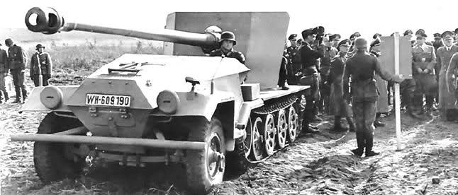 SdKfz 251 és 7,5 cm-es Pak 44 L-70