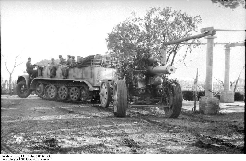 Bundesarchiv_Bild_101I-716-0009-17A,_Italien,_Zugkraftwagen_mit_schwerem_Geschütz