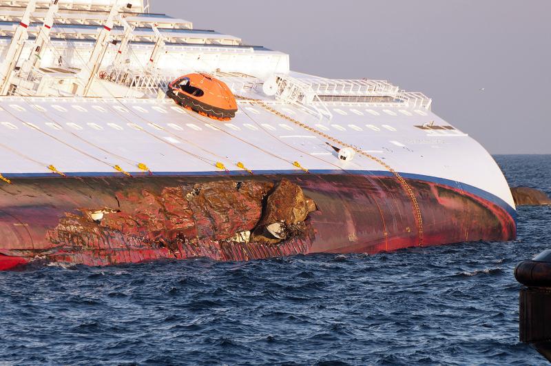 Collision_of_Costa_Concordia_DSC4191