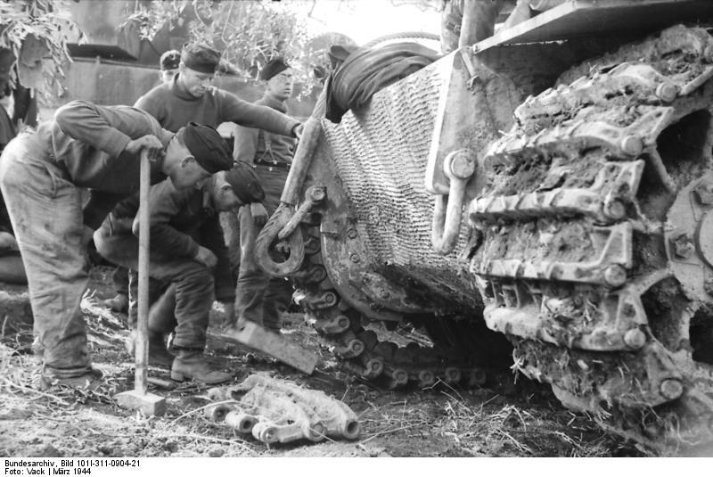 Bundesarchiv_Bild_101I-311-0904-21,_Italien,_Panzer_VI_(Tiger_I),_Reparatur