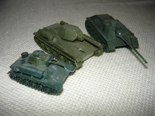 02 - 3x 1-87 szovjet tankok T-38, T-34, SU-100 - 1500,- Ft