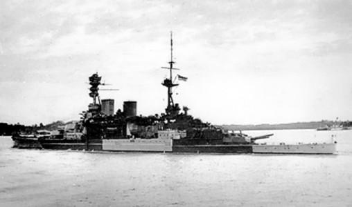 HMS_Repulse_leaving_Singapore-tn