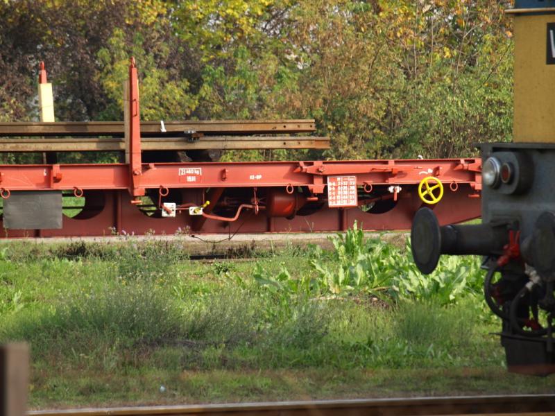  Egy példa a fék kezelő szerveinek festésére.
Balról jobbra: a 21400kg felirat alatt a piros a raksúlyváltó amivel a fék teljesítményét lehet beállítani. A sárga a vonatnem váltó ezzel a fék működési sebességét lehet állítani (ilyen van a leopoldon is). A sárga kerék a rögzítőfék, előtte meg a kiiktatóváltó amivel ki lehet kapcsolni a féket. A színek szabványosak már  a leopoldon is ilyenek voltak.
