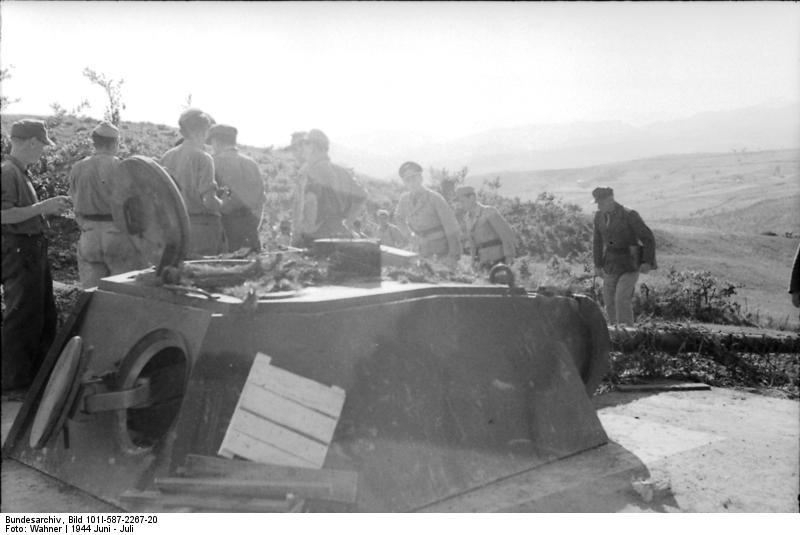 Bundesarchiv_Bild_101I-587-2267-20,_Italien,_befestigte_Stellung,_Inspektion