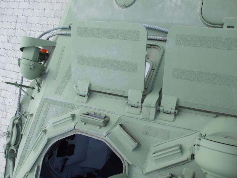 DSCF1777

A négy periszkóp felülről (BTR-80AM)