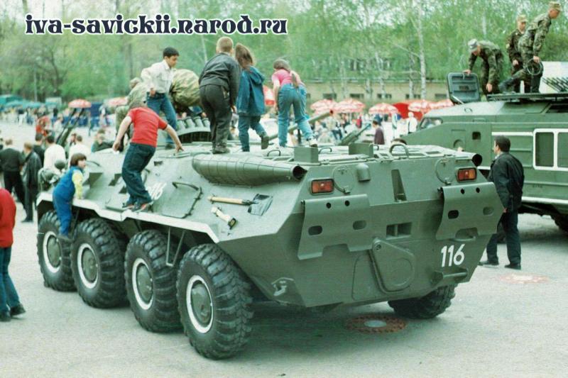 BTR-80_1_04.05.2004

A kis kör alakú nyílások lefelé nyithatók (\"korai\").