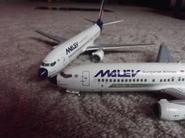 Boeing 737-800 HA-LOM és HA-LOH páros építés, amikor két *Blue Nose* parkol az asztalon.
(cserbal)