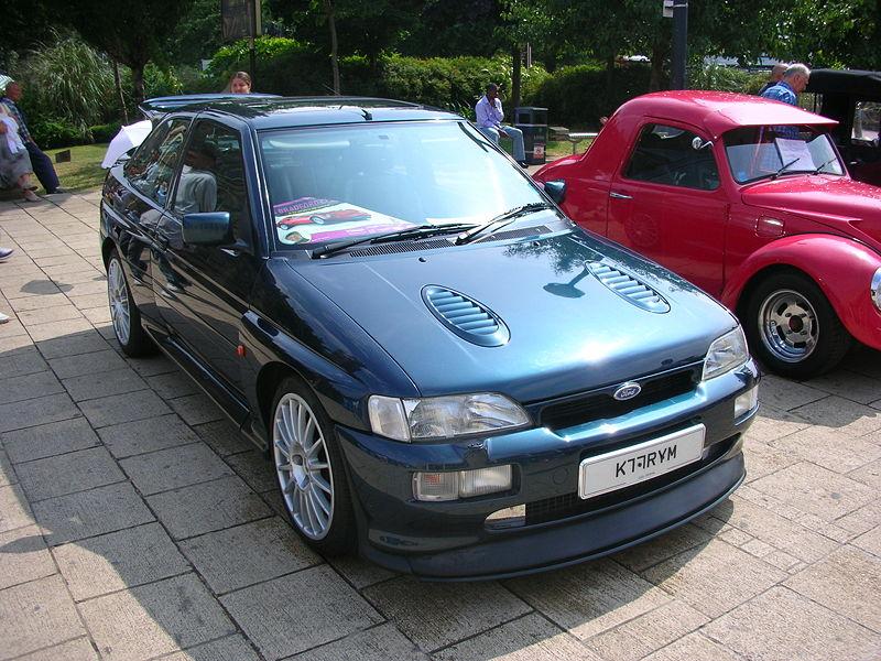 800px-Ford_Escort_RS_Cosworth